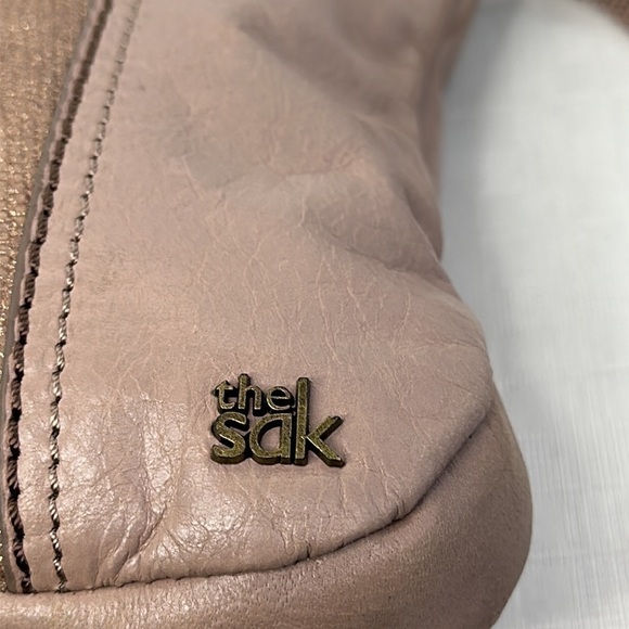 The Sak Iris crossbody in rose gold - Picture 6 of 9